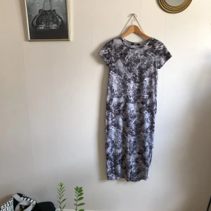  - Klänning från BIK BOK . Använd en gång 