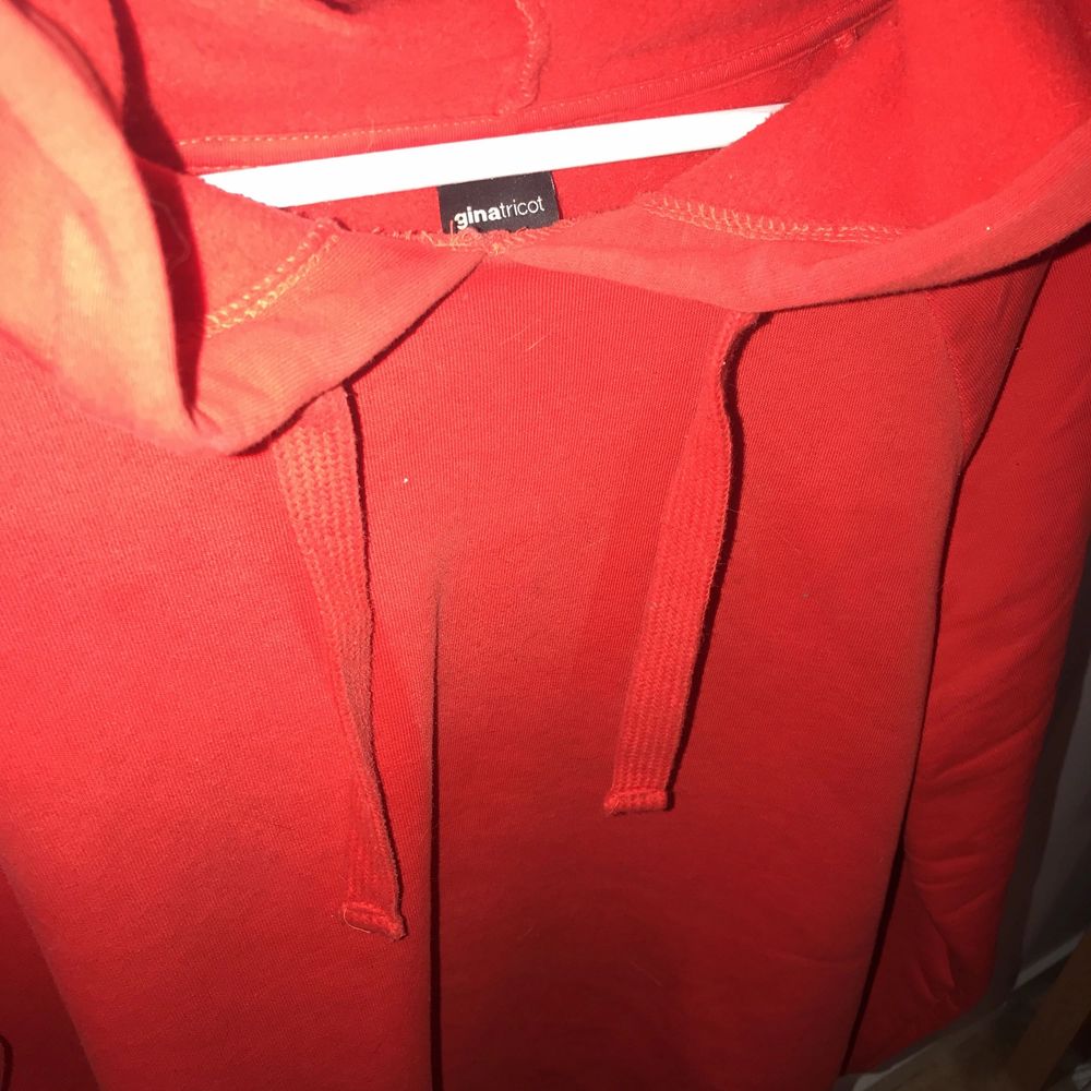 Snygg röd hoodie från Ginatricot! Använd sparsamt. Kan posta men då står köparen för frakten!. Huvtröjor & Träningströjor.