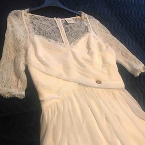  - Fin vit klänning som passar perfekt till konfirmationen eller studenten! Använd två gånger! Köparen står för frakten 