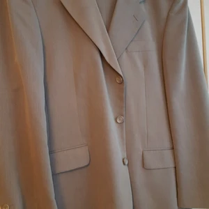  - Jätte fin Herr kostym från Florentino i strl 52 använd vid ett tillfället bara.färgen som det ser ut på bilden.