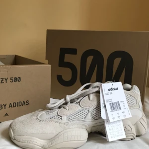  - Yeezy desert rat 500 blush Storlek: 44.5 EU / 10.5 US  ALDRIG ANVÄNDA Köpta på sneakersnstuff i Stockholm pris är exklusive frakt  Möts upp i Stockholm eller fraktar dubbelboxat<3  Kan skicka bilder på kvittot, legit check & taggad bild vid intresse!:)