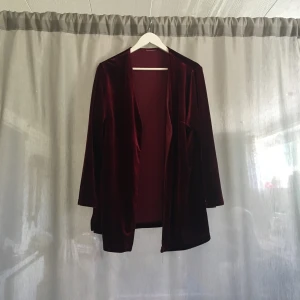  - Vinröd velvet kaftan ish