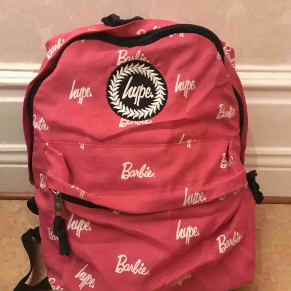 En rätt så sliten men supersnygg rosa ryggsäck från HYPE🦄💥. Jag har använt väskan väldigt mycket under en period! Väskan är köpt från Madlady för några år sedan. Väskan har slitningar på några ställen och så har ”innefodret” lossnat på vissa ställen.🔥. Väskor.