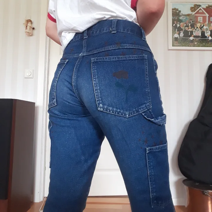 Jätte fina jeans med blommor på och ur fickorna! Det står storlek 170 men passar bra som 36-38. Högmidjade och 
