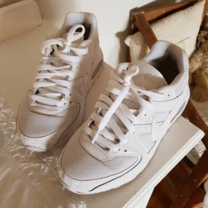  - Nike Air jättebra skick.  Strl 40, men känns som en 39, därför jag säljer dem. 400 med frakt.