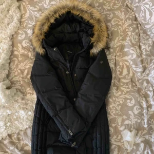  - knappt använd, fuskpäls men ser ut som äkta 💗 modellen är limitless 