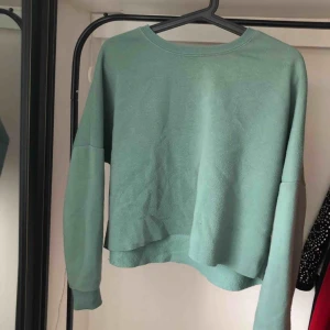  - Jätteskön lite kroppad tjocktröja. Skönt material och snygg färg🐢 möts helst upp i malmö