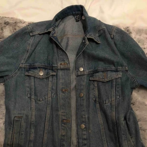  - vintage, blå jeansjacka från hm i nyskick