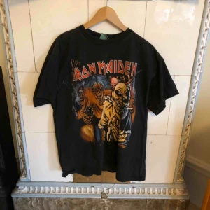  - Snyggt urtvättad T-shirt med Iron Maiden. Tryck på båda sidor. Kan hämtas i Uppsala eller skickas mot fraktkostnad 