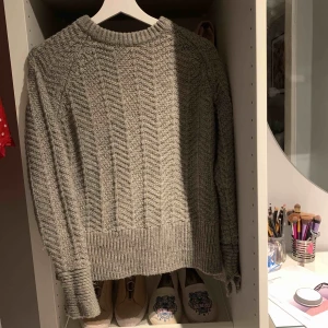  - En jättefin stickad tröja från hm som tyvärr inte kommer till så stor användning längre, den har slitsar både på ärmarna och vid slutet på tröjan! 
