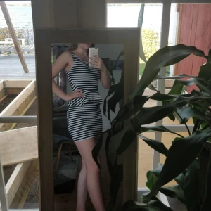  - Pris 65 (frakt ingår!)  En superfin enkel klänning från H&M köpt för något år sedan. Använd 1 gång, säljer då jag växt ur den. Bra i storlek, absolut en 34:a! INGA FEL på den!  Den är vit + mörkblå/svart, V-ringad i ryggen!  Skriv om du undrar något! :)