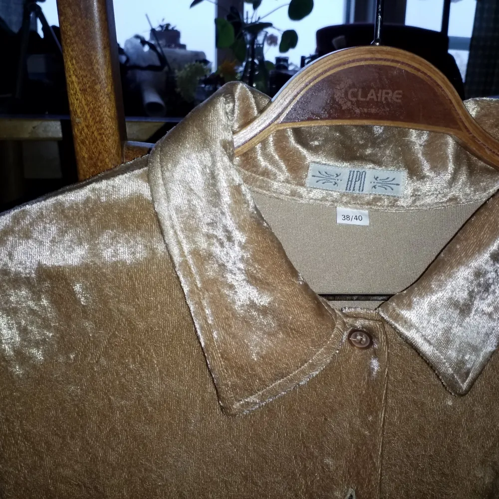 Mjuk, lång vintageskjorta i typ velour/sammet. Tröjor & Koftor.
