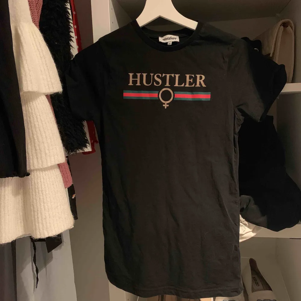 En T-shirt från madlady med trycket hustler på, aldrig använt!. T-shirts.