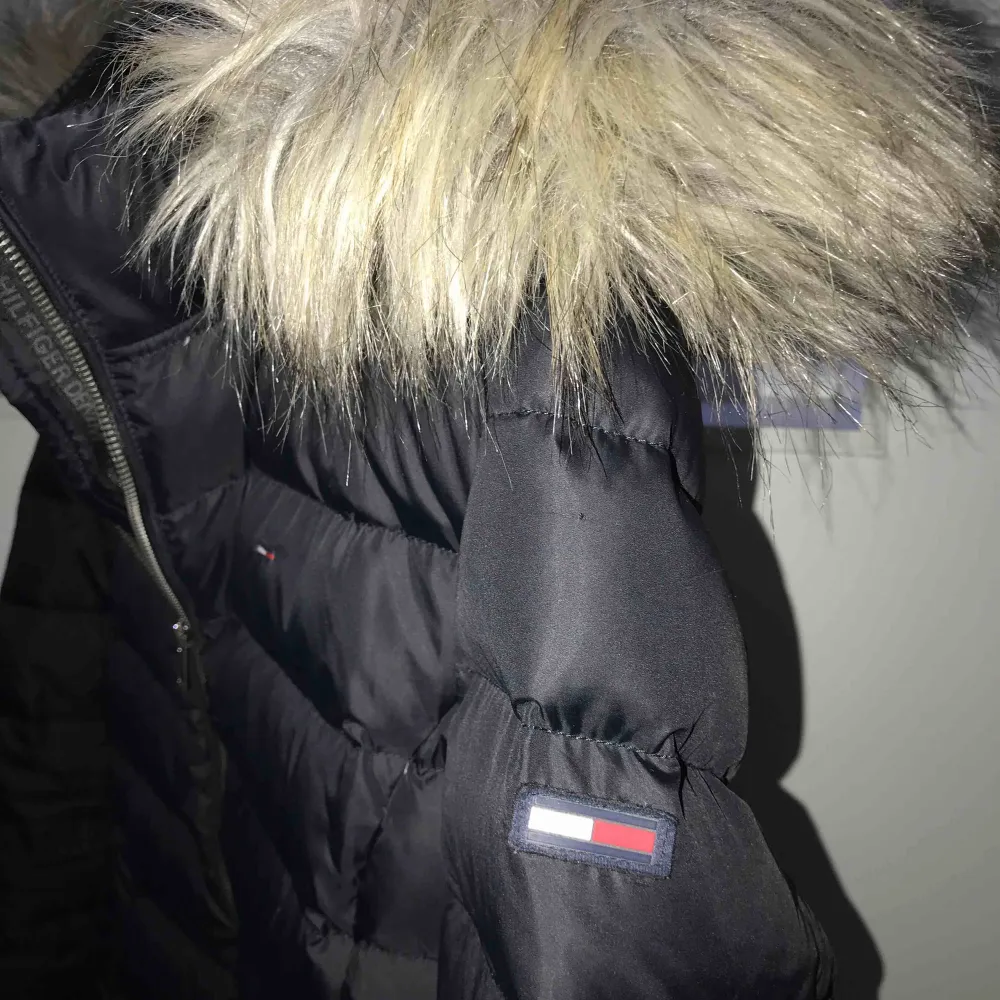 Svart vinterjacka från Tommy Hilfiger, Storlek XL (passar en M/L), Använd ca en vinter, nypris 2200kr, köparen står för frakt. Jackor.