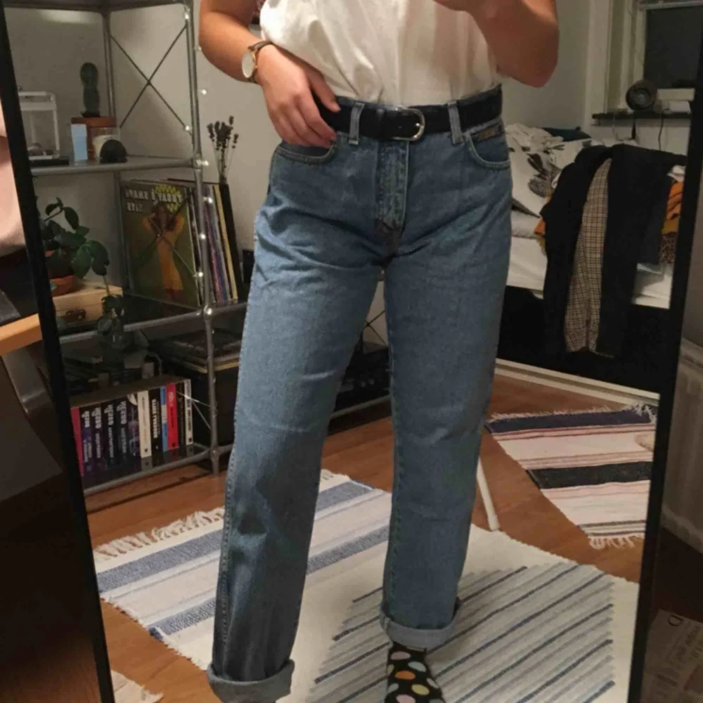 Ett par mom jeans/straight leg jeans från wrangler. Bra skick. Väldigt fina och vintage.. Jeans & Byxor.