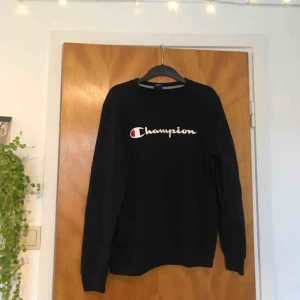  - Tröja från Champion (Herr). Köpt för 2-3 år sedan och har kanske använt den ca 5 gånger så kvalitén är fortfarande väldigt bra ( +60kr frakt)