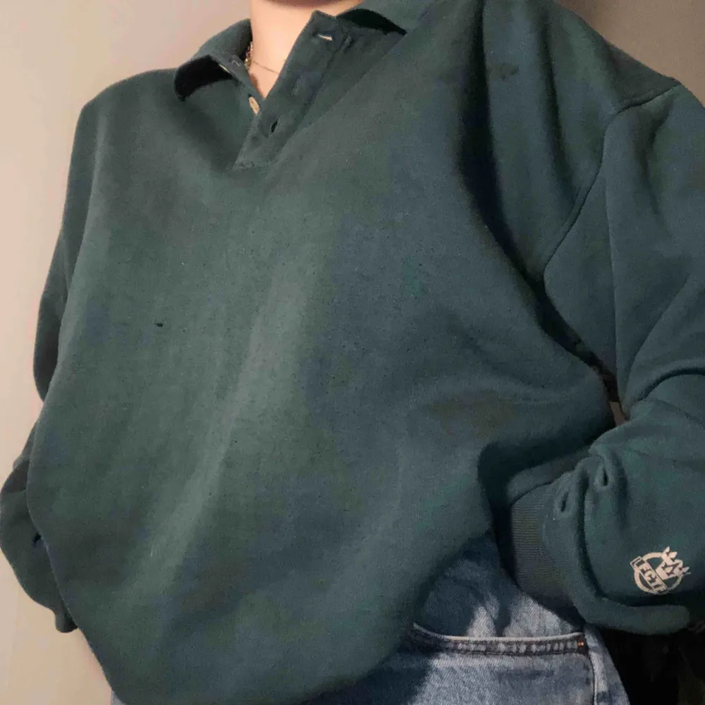 vintage sweatshirt i världensjävlafinaste gröna färg! i bra skick med tanke på att den är några år, små oljefläckar på vänstra axeln (se sista bilden!), frakt tillkommer 😊. Hoodies.