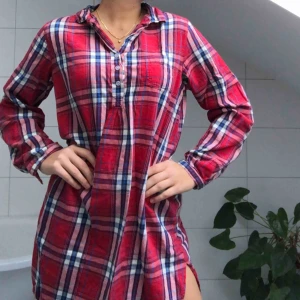  - En oversized pyjamasskjorta som är så mysig till vintern! Nästan aldrig använd och kommer med en extra knapp ifall någon råkar ramla av. 