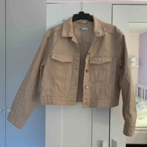  - ”Trucker denim jacket” från Gina Tricot. En superfin beige kort jeansjacka. Endast använd några få gånger så den är i bra skick. Säljer pga kommer inte användas längre. Köparen står för frakt! 
