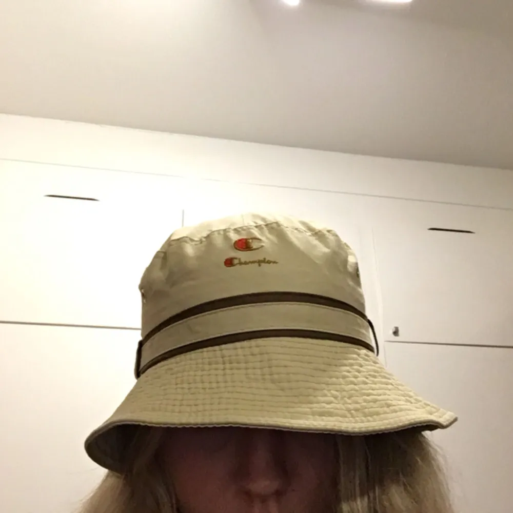 🖤champion buckethat i vintagestil köpt utomlands🖤. Övrigt.