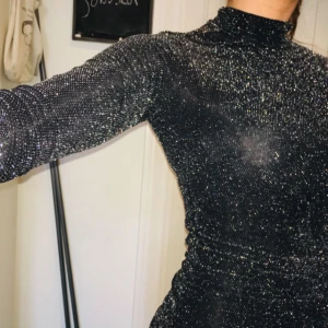  - Tight glitterpolo från Nelly trend