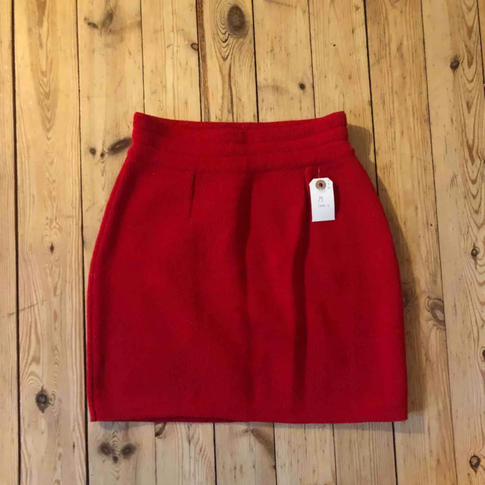 Röd stickad kjol i mycket fint skick. Köpt för 800kr. Aldrig använd. . Kjolar.