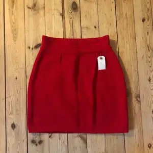 Röd stickad kjol i mycket fint skick. Köpt för 800kr. Aldrig använd. 