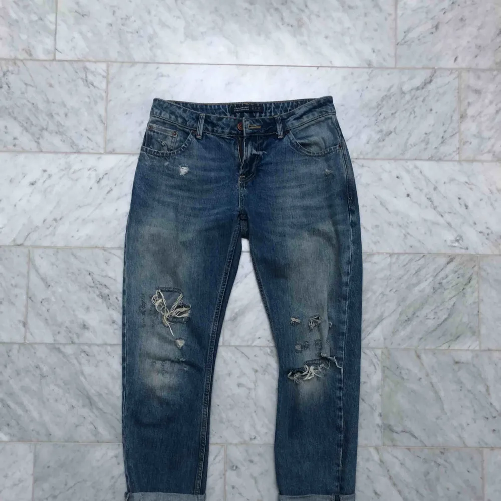 Ett par ”slitna” trekvarts jeans från Zara. Nästan helt oanvända så i bra skick! Perfekt till sommaren med ett par Converse.  . Jeans & Byxor.
