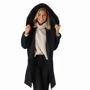  - Säljer Sanne Alexandra kappa the wool coat i storlek S. Aldrig använd. Påminner om max mara mango, men är i faux fur ❤️ nypris 3000kr 