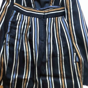  - Garderobsrensning! Säljer byxor i strl 34 fr H&M. Skickar med spårbar frakt vid förfrågan! Kan även mötas i Sthlm. Säljer matchande kavaj! Skriv om du önskar fler bilder! 