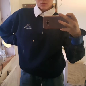  - Använd fåtal gånger, oversized piké som sitter som en M. Otroligt snygg, kommer ej till användning längre för min del.