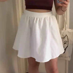  - Vit kjol köpt på BikBok för många år sedan Använd endast en gång!🌟