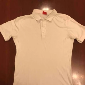  - Björn Börg pike i vitt bomull. Väldig mjuk.  Snygg med små luft bubbler ? I tyget. 