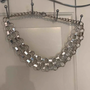  - En kedja som kan användas till olika saker. Hänga på byxor eller som halsband✨🙌🏻