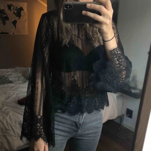  - Jättefin spetstopp från H&M med jättefina ärmar. Endast använd ett fåtal gånger. Passar XS och S. Möts upp i Göteborg eller så står köpare för frakten.