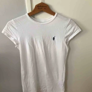  - Säljer en basic vit polo t-shirt Storlek S men sitter definitivt mer som en XS!