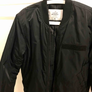  - Oanvänd bomberjacka från Cheap Monday i storlek XS. Originalpris: ca 450kr.  Fick aldrig tillfälle att ha den och nu har jag växt ur den;) Frakt tillkommer🥰
