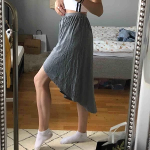  - Grå kjol i omlottmodell. 🌟 Storlek 34 men stor i storleken och stretchig. Frakt ej inräknat i priset 💫