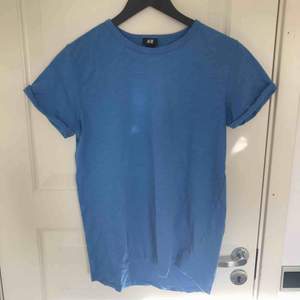 En enkel ljusblå T-shirt från H&M👕. Använd en gång och är i bra skick! Storlek S. Frakt tillkommer!💎