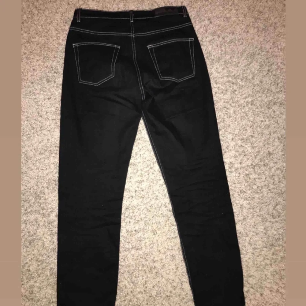 Svarta jeans med vita sömmar från Junkyard Superbra skick Storlek M men sitter mer som en S. Jeans & Byxor.