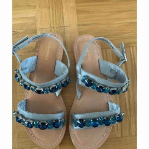  - Skor från ilsejacobsen  Provkollektion så har inte gått ut till försäljning  Därför finns där ingen storlek på dem. Har utgått från mig som har lite smalare fötter och har 36 