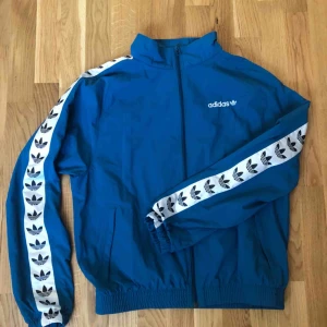  - Jag är normalt sett en storlek S men har denna i M. Funkar även en L skulle jag säga så väldigt tacksam i storleken då den är lite oversize. Råkade få två så denna är aldrig använd. 