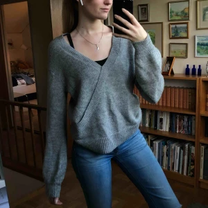  - Ljusgrå höstig stickad tröja från Indiska, säljer pga att jag inte använder den längre tyvärr. Sista bilden är för att visa färgen i naturligt dagsljus. Möts upp i Stockholm! Skriv vid intresse eller mer info 😁