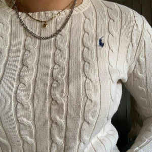  - Ralp Lauren stickad beige i väldigt fint skick. Knappt använd! 