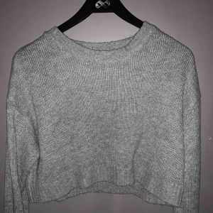  - en stickad grå tröja storlek M. nypris 300
