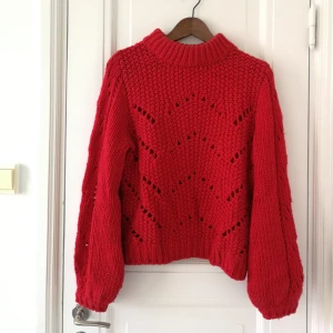  - Stickad röd tröja 🌼