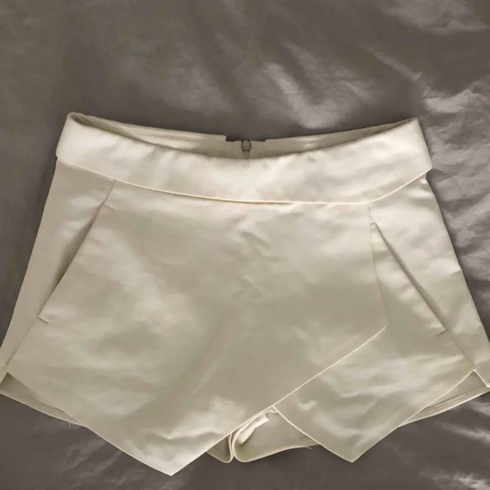 Vita skorts från Zara i storlek XS. Två fickor på sidorna. Inga fläckar, jättefina!  Obs, shorts som ser ut som kjol på framsidan. Shorts.