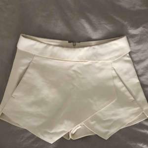 Vita skorts från Zara i storlek XS. Två fickor på sidorna. Inga fläckar, jättefina!  Obs, shorts som ser ut som kjol på framsidan