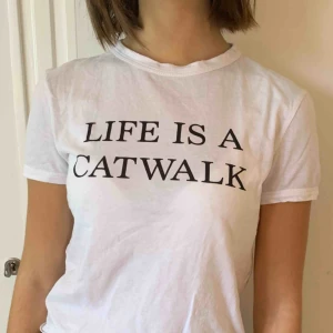  - T-shirt med tryck! Väl använd, köpare står för frakt!