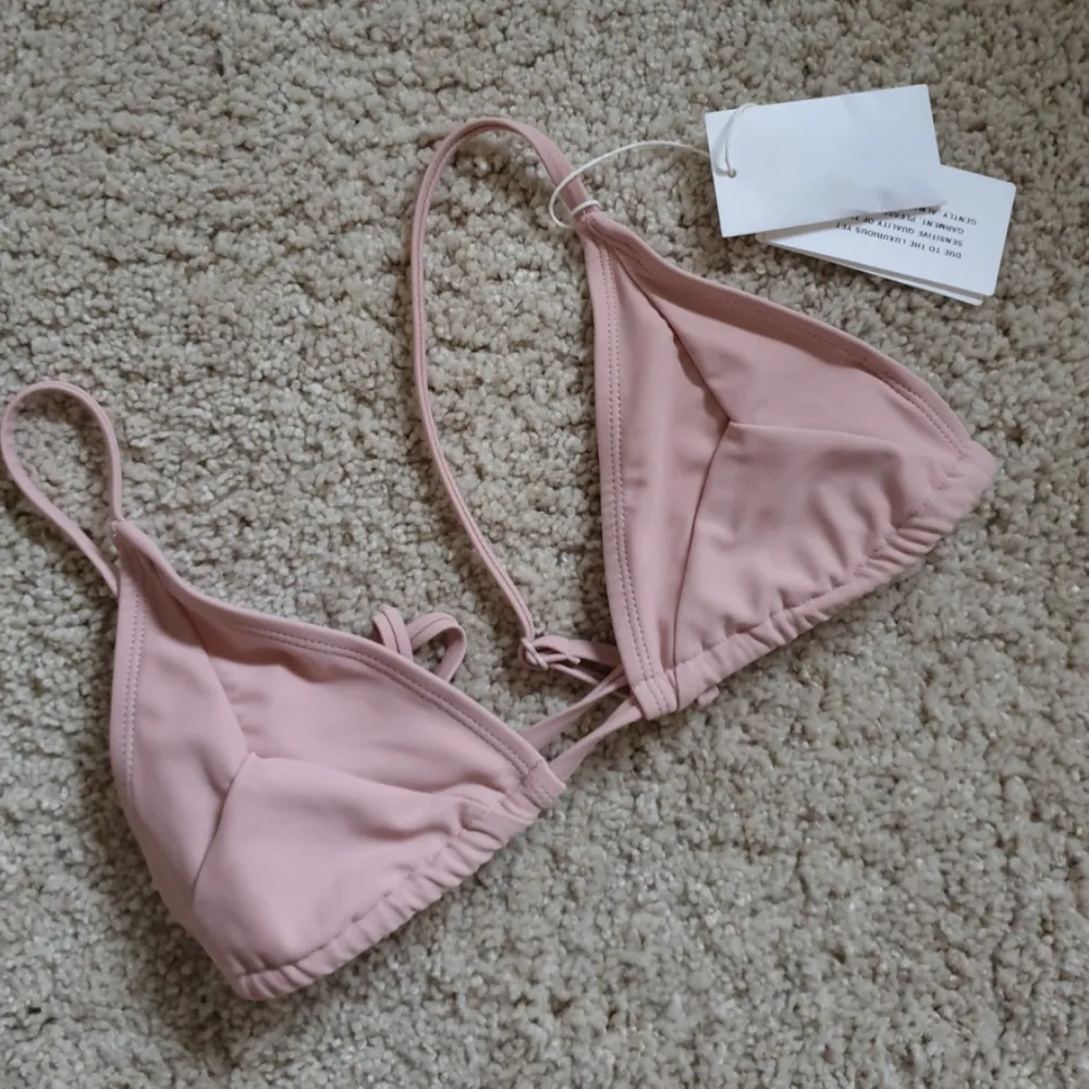 Så snygg oanvänd bikini från NA-KD! Fin rosa färg med justerbara band.💖 (originalpris 199 kr). Toppar.